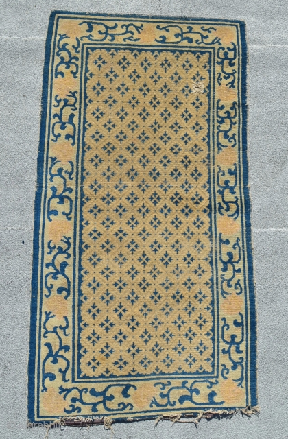 Chinese rug. 5'8" x 3'                            