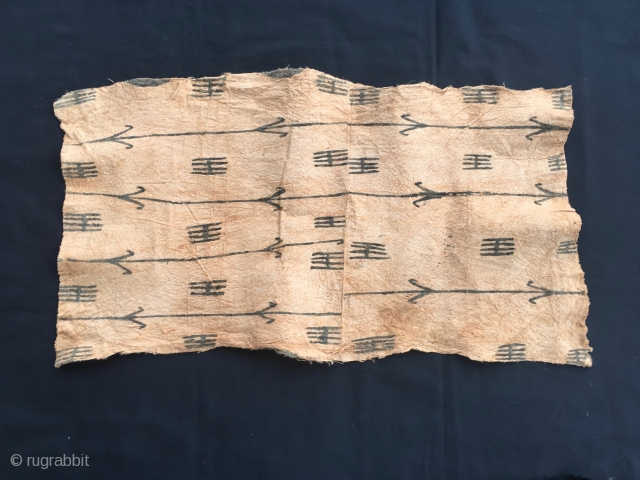 Mbuti pygmies tree bark cloth painting. Congo. Cm 45x85 ca. Early 20th century. Quiet, sparse decoration, great spacing. Provenance is a Belgian collection. Bought at auction. The painting was done with a  ...