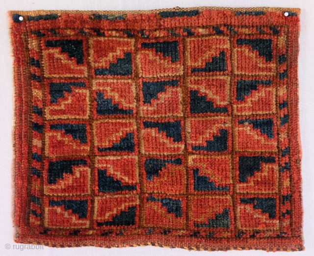 Small Central Asian Bagface 28 x 32 cm, 11 in x 1ft 1 in
Excellent condition, all natural dyes, asymmetrical knot open to the right.
         
