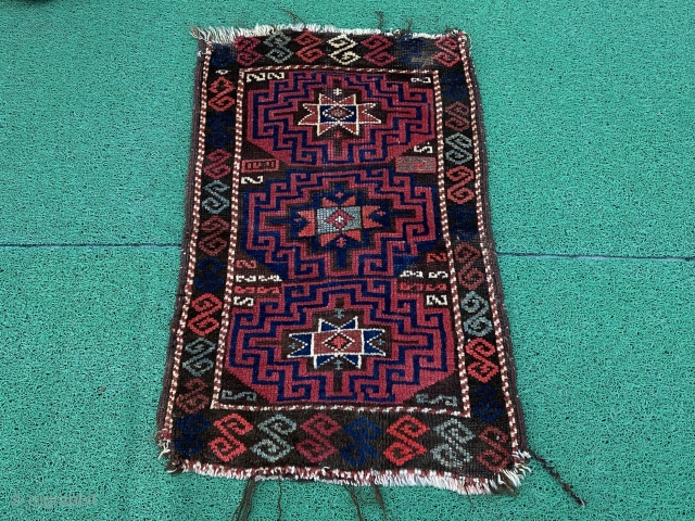 Central Anatolian yastık rug
there may be an inscription on it in history or Armenian writeing
Size  90x58 cm               