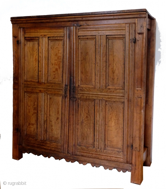 filing cabinet, 16th century. 

the original interior has largely been removed.
Beautiful blond quarter sawn oak.
No locks.

the supports are on the outside. This is a Dutch piece of furniture, but you sometimes see  ...