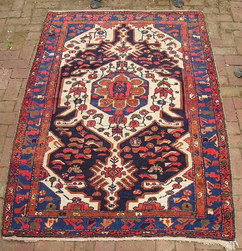 bahktiari-4-ft-5-inches-by-6-ft-5-inches-bold-medallion-rug-with-lots