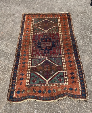 antique kurdish carpet,very nice colors and old piece
size:203x120                         