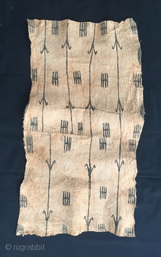 Mbuti pygmies tree bark cloth painting. Congo. Cm 45x85 ca. Early 20th century. Quiet, sparse decoration, great spacing. Provenance is a Belgian collection. Bought at auction. The painting was done with a  ...