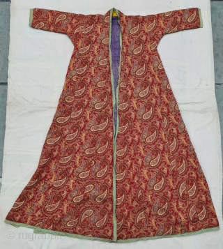 Manchester Print Coat(Robe) With Cotton Filling insid, From Manchester England made for Indian Market. India. Roller Printed on Cotton. Its size is L-135cm,W-130cm, Sleevs 13cmX30cm.
C.1900 (20211106_142349).       
