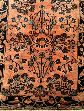 A lovely small Persian Saruk Mohajeran rug. Shiny velvet like wool, excellent condition. Poshti size: 82x68cm / 2’7ft by 2’3ft             