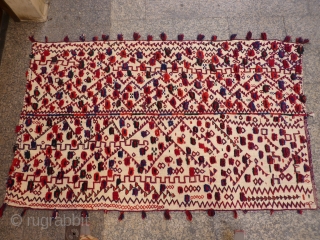Another "boucherouite" Qashqai style. This one uses a more subdued palete than the last one. Very free design. From the 1960s, very good condition. 274x167 cms