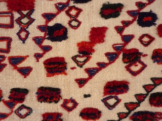 Another "boucherouite" Qashqai style. This one uses a more subdued palete than the last one. Very free design. From the 1960s, very good condition. 274x167 cms