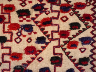 Another "boucherouite" Qashqai style. This one uses a more subdued palete than the last one. Very free design. From the 1960s, very good condition. 274x167 cms