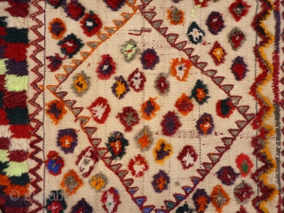 Another "boucherouite", Qashqai style. Mainly wool with some achrylic in loud colours (acid green and electric blue), very 1960s!. Nice checkered border and loads of tufts. Clean and in very good condition. ...