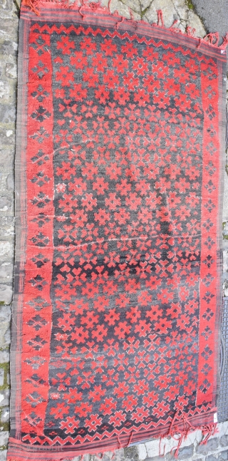 djebel amour carpet, west algerian saharian atlas mid 20th century.  
myriad of stars in the dark sky... approximately 300x 170cm
            
