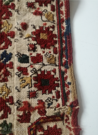 An antique flatweave seems to me Greak Island from 1900. Best condition without demages. Good colors. 85/85 cm. 
From central Germany this few words from my own, beneath everything i saw and  ...