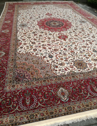 A korkwool with silk on silk Iran Tabriz with 600/400 cm finer than 50 Raj. Never used in private hand. Over 20 years in a showroom. Very good condition.    