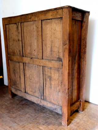 filing cabinet, 16th century. 

the original interior has largely been removed.
Beautiful blond quarter sawn oak.
No locks.

the supports are on the outside. This is a Dutch piece of furniture, but you sometimes see  ...