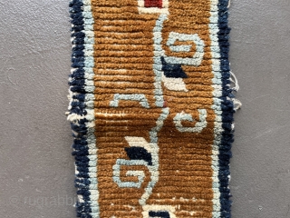 Extremely rare knotted band. Reminiscent of a tent band. Central Tibet (Tsang).
The ribbon was in the middle sewn together, edged with a fabric on the back. No restoration, original condition. There is  ...