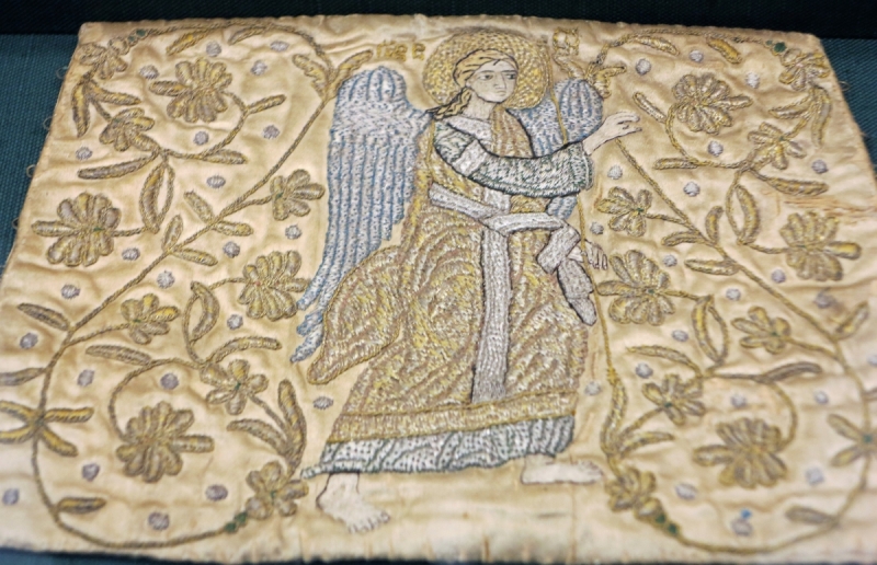 Cuff of gold-thread embroidered silk, with a representation of the angel of the Annunciation among tendrils and fleurs-de-lis. The cuffs constitute part of the sacerdotal vestment adopted from the Byzantine lay garment. They symbolise the handcuffs placed on the wrists of Jesus when he was brought before Caiaphas. 16th c. 0,19x0,27 m. (ΓΕ 9323) image copyright rugrabbit.com text copyright Benaki Museum