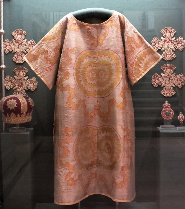 Prelate’s cope of gold-woven Ottoman silk, dedicated by the Metropolitan of Nikomedeia, Neophytos, to the Monastery of St John the Forerunner at Serres. 1629. H. 1.30 m. (ΓΕ 9349) image copyright rugrabbit.com text copyright Benaki Museum