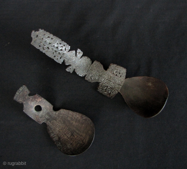 Pair of old hand carved spoons from the Island of Timor. 1#Classic intricately carved heirloom buffalo horn spoon Following the curvature this is L: 23.5cm/9.2in. 2# Anthropomorphic spoon carved from a coconut  ...