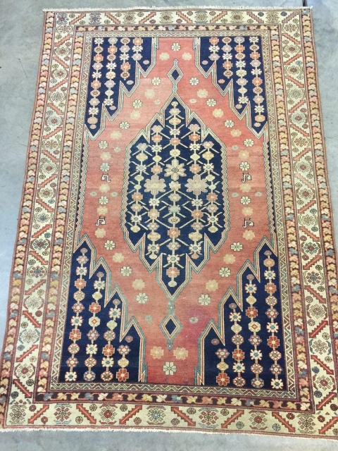 Here i have a very old Hamden Original Mazleghan design rug (from the 1900s). The rug is in great condition and is measuring 4'4" x 6'2.       