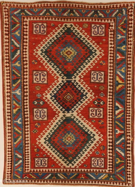 Excellent Bordjalu, Caucasian, second half 19th century, circa 224 x 167 cm.
The red of the fund is a shining light for clear contrasts with antique white, blue, yellow and green.

Special Ikonographie with  ...