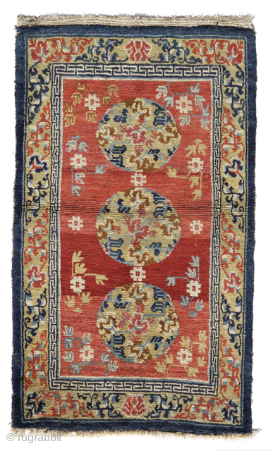 Excellent early Tibetan rug, rich wool and gorgeous all natural colors. Size 136 x 78 cm. Great design. On the wall, next to your bed (soft landings in the morning), or a  ...