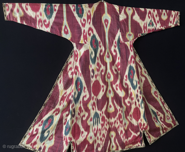 Uzbekistan - Fargana Valley Antique Silk İkat Chapan & Robe, Coat. Made from adras silk ikat. Russian printed cotton lining and stripe cotton ikat facing. It has partly thin cotton quilting. Fairly  ...