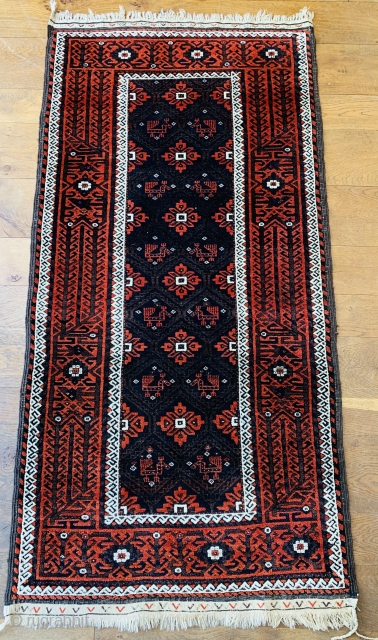 Nice antique Baluch rug with birds fresh in 
Excellent condition with original kelim finishes and selvedges. Good colours needs a surface clean only
Ca 1900 size 188 x 90 cm    