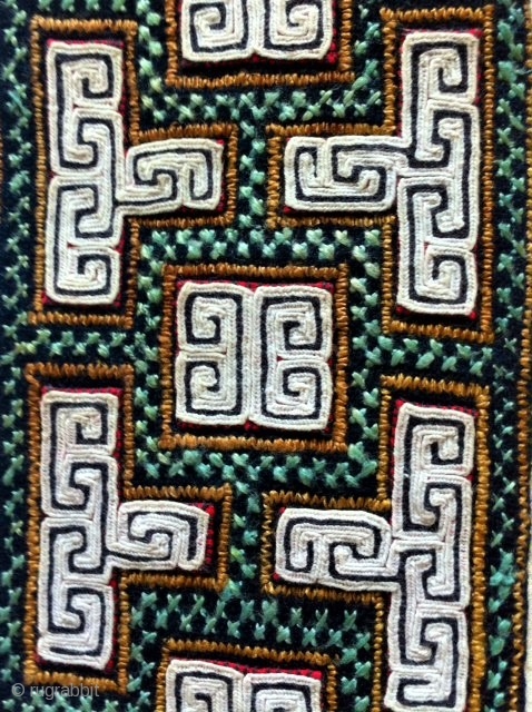 Extremely fine hand-embroidered textile by the Mhong, an ethnic minority in Laos. A traditional handcraft that has been passed down through generations.
size: 70cm x 10cm        