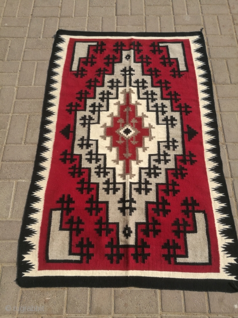 Vintage navajo rug.
Excellent condition.
Size 5.3 x 3.4 feet.                         