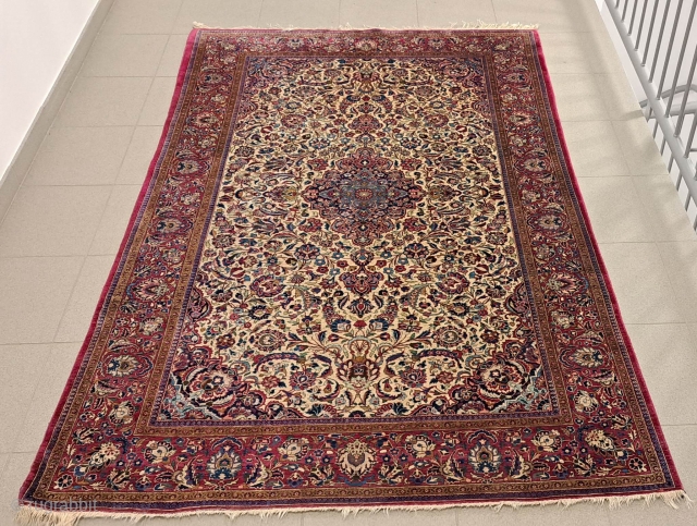 Silk kashan size 200 x 130 cm. Excellent condition.                        