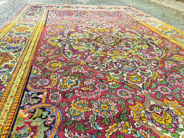 Beautiful Isfahan with great colours in very good condition, size 216 x 140 cm.                   