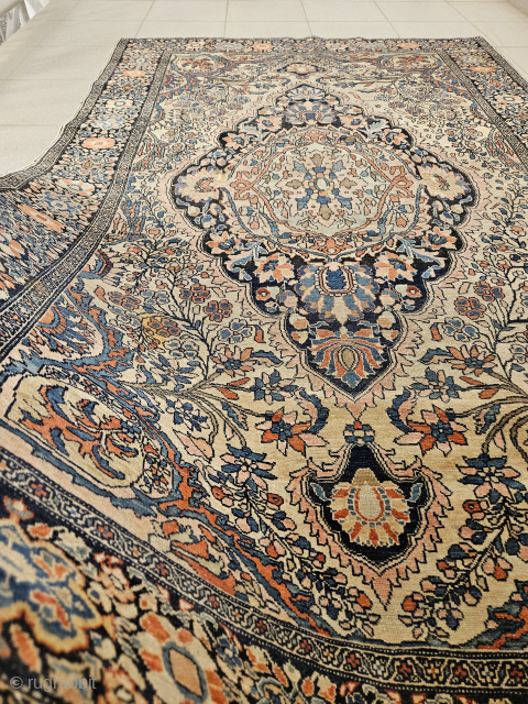 A most exquisite Saruk Farahan size 6'6" x 4'2" (194 x 124 cm).                    