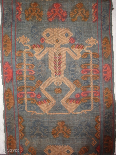 Indonesian textile. Cm 150 x 26.3.                           