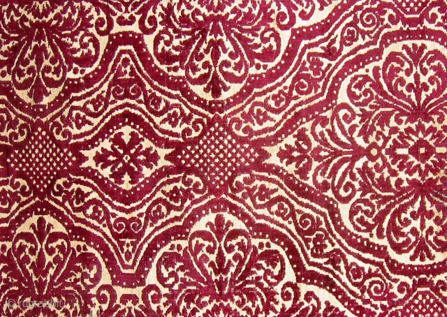 A large Bursa velvet fragment. Cm 98 x 65. An ink stain on one side, otherwise very good gondition. 19th cent.
            