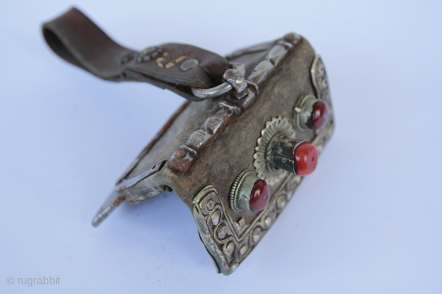 Antique Tibetian Leather Flint Case and Fire Striker. 18th - 19th Century. Beautiful and primitive. size is in centimeter, please look at the fotos.         