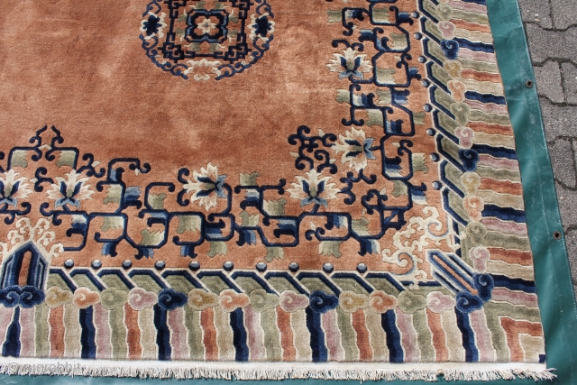 "Manchester" Peking northeast china of about 1930, high quality Manchester wool, this magnificant carpet in first class quality is convincing by very decorate design and expressiveness of colours. on the foto you  ...