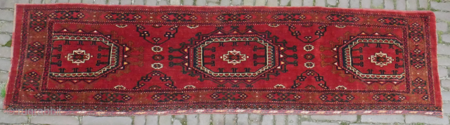 Torba with 3 Salor güls probably Kizil Ayak.( Brian Macdonald had a similar one and describes it as such) Powerful with very deep red. Very good condition, handwashed.
46,5 x 178 cm. 
you  ...