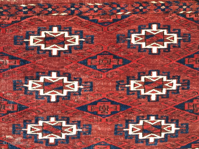 Turkmen Torba with Memling guls. Seems somewhere between Ersari and something Eagle, fine weave, great wool and dyes. asymmetrical knot open right, light brown camel? weft. two small rips in the bottom  ...