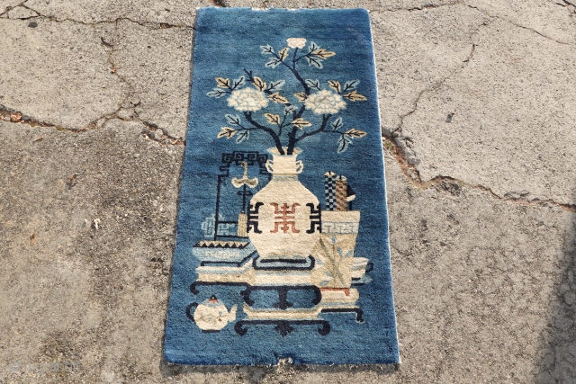 ANTIQUE PICTORIAL CHINESE FINE RUG

2.1 x 4.1 or 66cm x 127cm

ANTIQUE PICTORIAL VASE SCENERY CHINESE FINE RUG, wall hanging rings on the backside, lovely different organic indigo blue shades.... Rare size for  ...