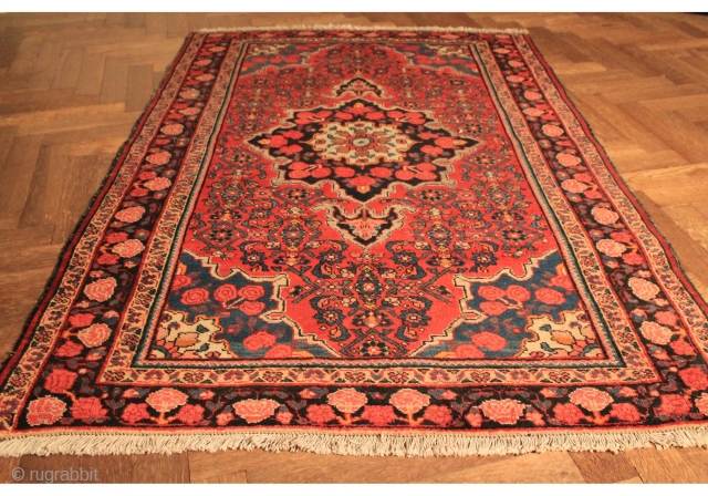 Old Persian Bidjar Rose Rosen Bidjar Iran

100% Wool Naturel Colors

Design Medaillon with Floral Roses 

about 60 Years around 1950

210 cm x 135 cm


          