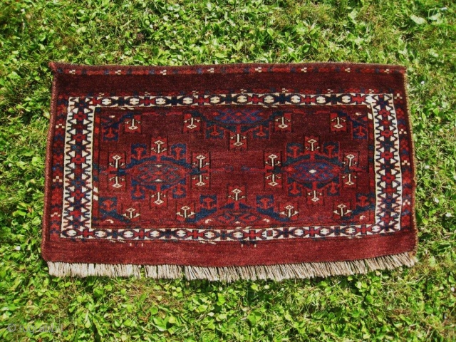 Antique Yomud Yomut Kepse gul torba. 19th c. Nearly mint condition, all natural colors.
sizes: 1'4" x 2'5"       39 x 73 cm.      