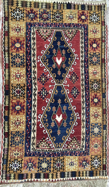 Beautiful Yahyali kilim,
Central Anatolia. Turkey.
Cm 105x175. 4th q 19th century, confirmed somehow by the presence of fuchsine.
Pattern with two central medallions,
It might have been a wedding present according to tribal habits.
Great natural,  ...