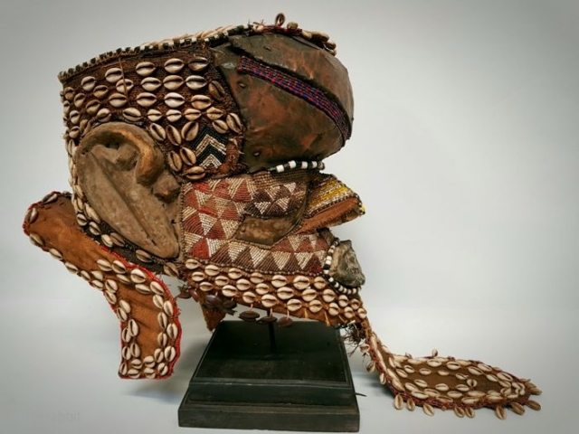 Royal Kuba Elephant Mask Congo. Size is cm 34 h, 36 w and 23 deep. Weight is a bit over Kg 2. Datable 1940/1950. Wood, cowry shells, copper, iron, fabric, beads. Actually  ...
