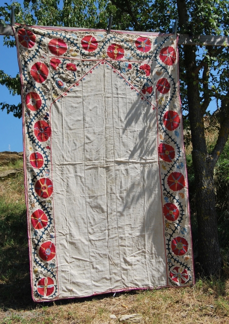 Uzbekh Suzani, wall decoration with mihrab, cm 216x142, datable 1880/1900, silk on cotton, natural dyes, fascinating collector's item               