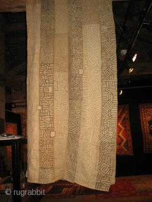 Royal vest, n'tschak, in raffia, Bushong, Eastern Congo. Cm 100x500 ca. Early 20th century. Complete and in great condition. Museum piece. Maximum expression of the African abstract art, pure primitivism. Such pieces  ...