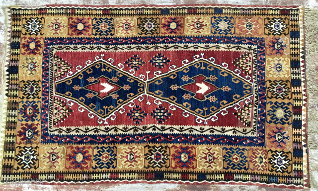 Getting wed? 
Need a wedding present? 
Here you are!

Wonderful Yahyali Kilim 
Wonderful natural deep saturated colors 
Wonderful two med pattern...wedding Present? 
Wonderful condition  

Beautiful Yahyali kilim, Central Anatolia. Turkey. 
Cm 105x175.  ...