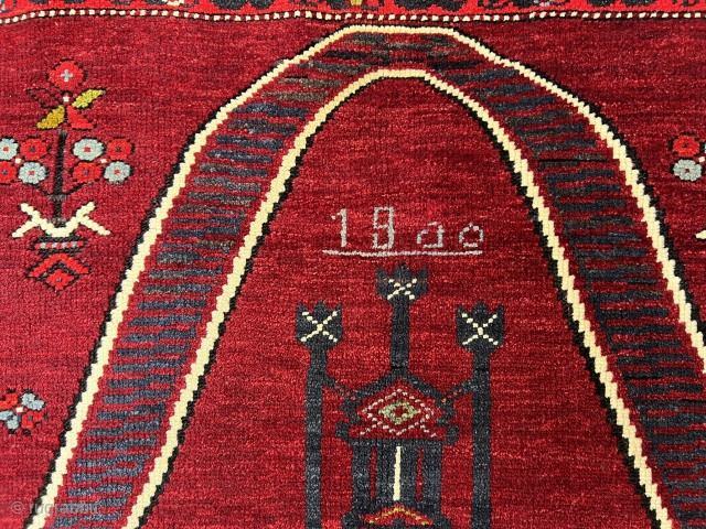 3'3'' x 5'2'' / 100cm x 160cm An antique west Anatolian prayer rug from Bergama/Soma region, dated 1900.
https://www.instagram.com/carpetusrugs/               