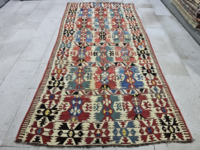 Antique Anatolian Toroslar(Mut) Kilim
There are old repairs.
Size:290x140cm
Please Contact
salaberina@gmail.com                         