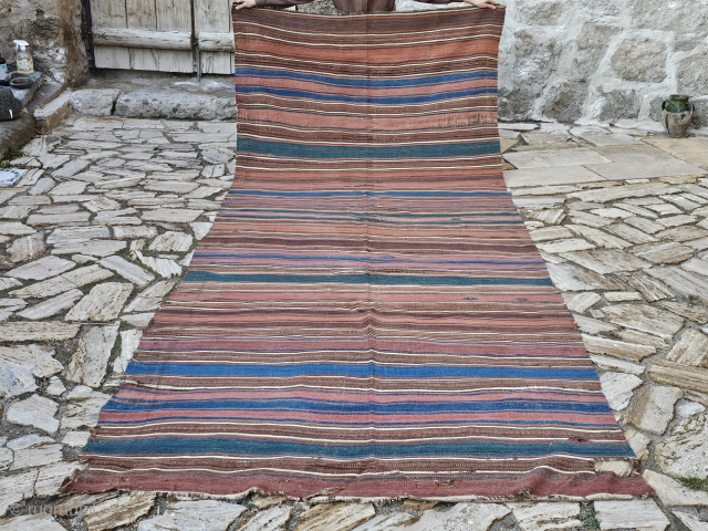 Vegetable colours and natural lines.
19 thc Anatolian KONYA Kilim
Size:290x140 cm
Contact:salaberina@gmail.com                       