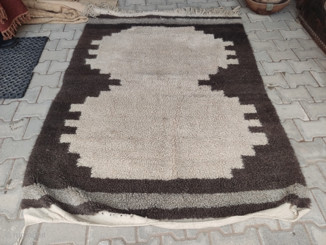Turkish Anatolian Karapınar tulü
Filikli Çeki tulü
Size=177x132 cm
Please Contac 
salaberina@gmail.com                        